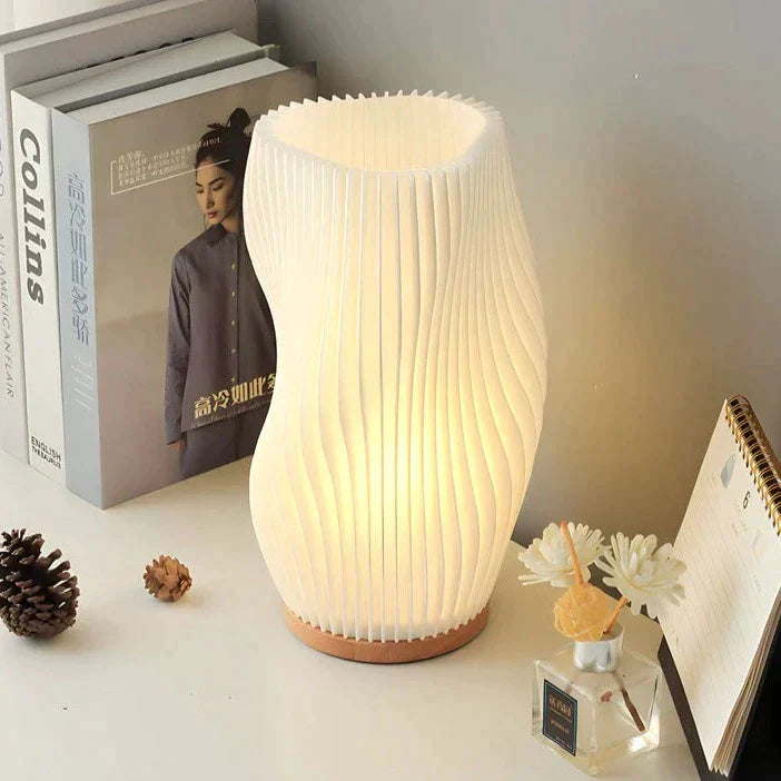 AuraWave | Dimmbarer Tischlampe mit USB und wellenförmigem Design