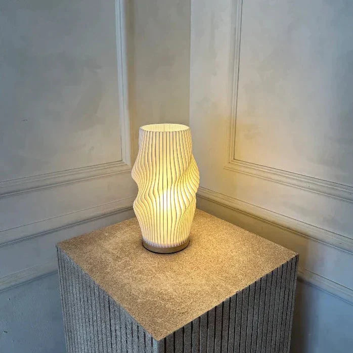 AuraWave | Dimmbarer Tischlampe mit USB und wellenförmigem Design
