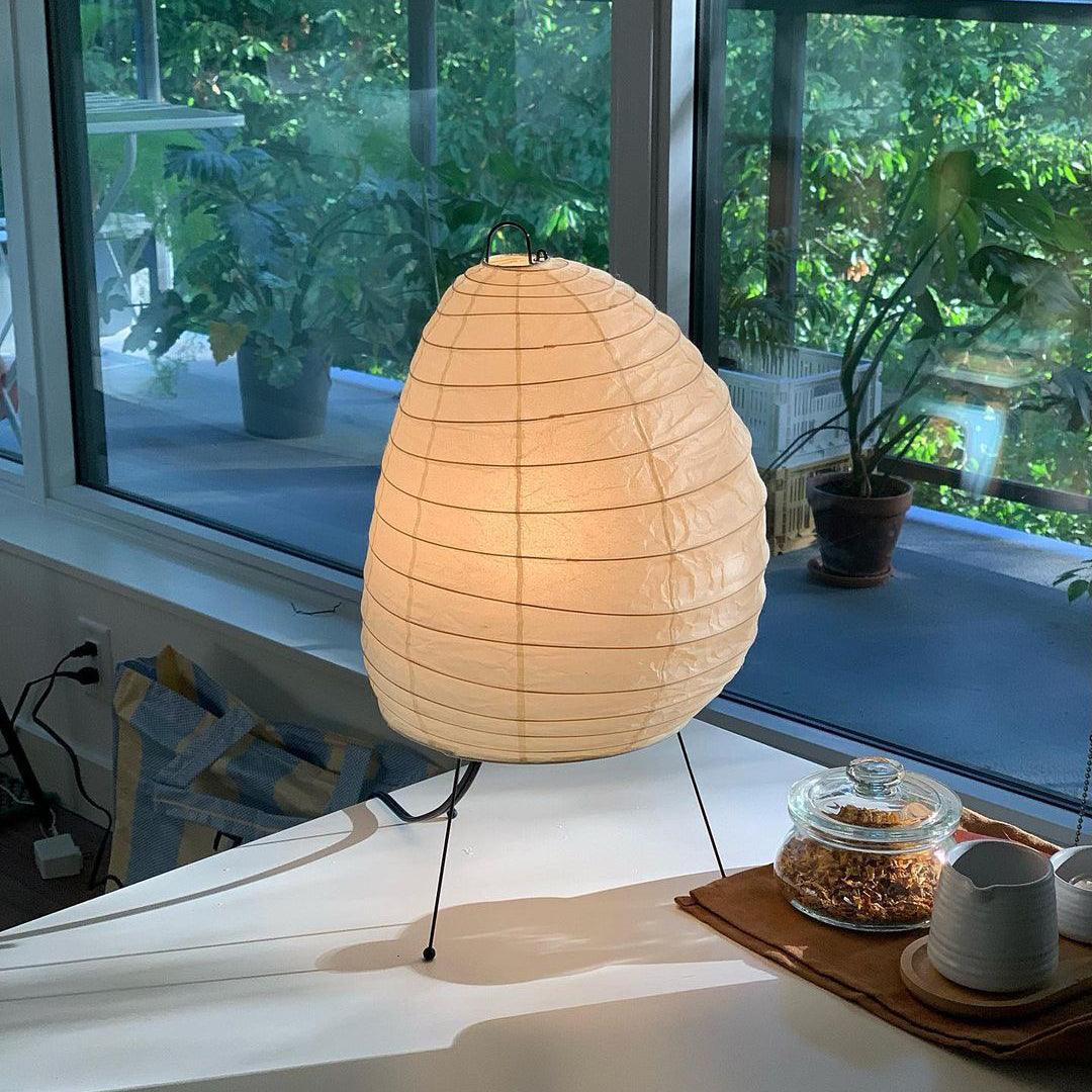 Elegante Tischlampe aus Washi-Papier mit Stahlbasis – Dimmbar, ideal als Nachttischlampe oder Tischleuchte für sanftes Licht 2