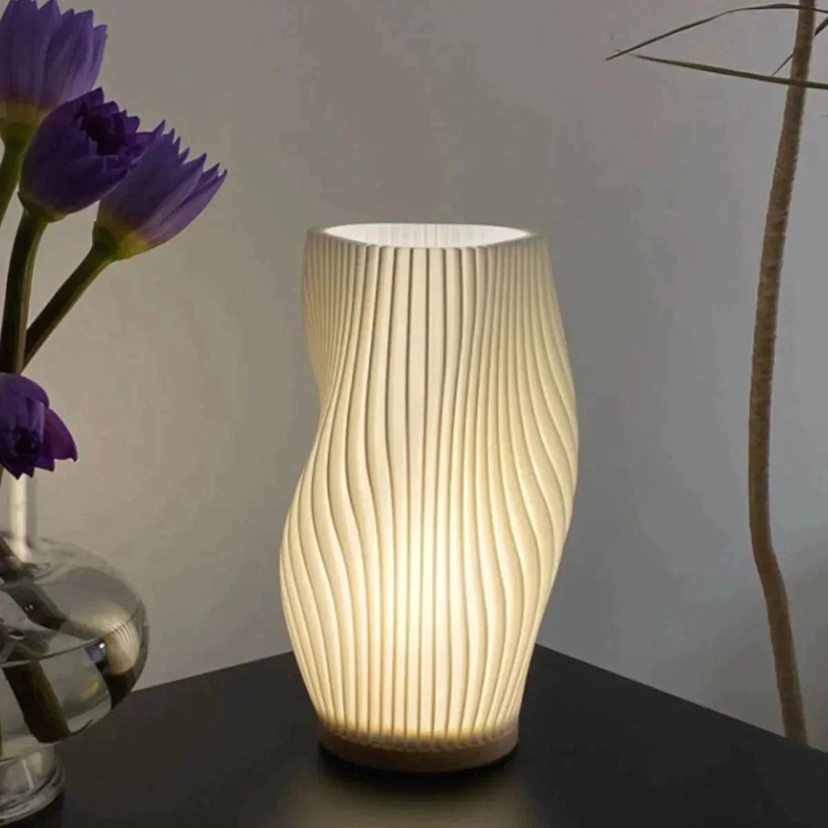 Wellenförmige LED Tischlampe mit Dimmbarer Lichttemperatur – Elegante USB Nachttischlampe für Modernes Wohnen 4