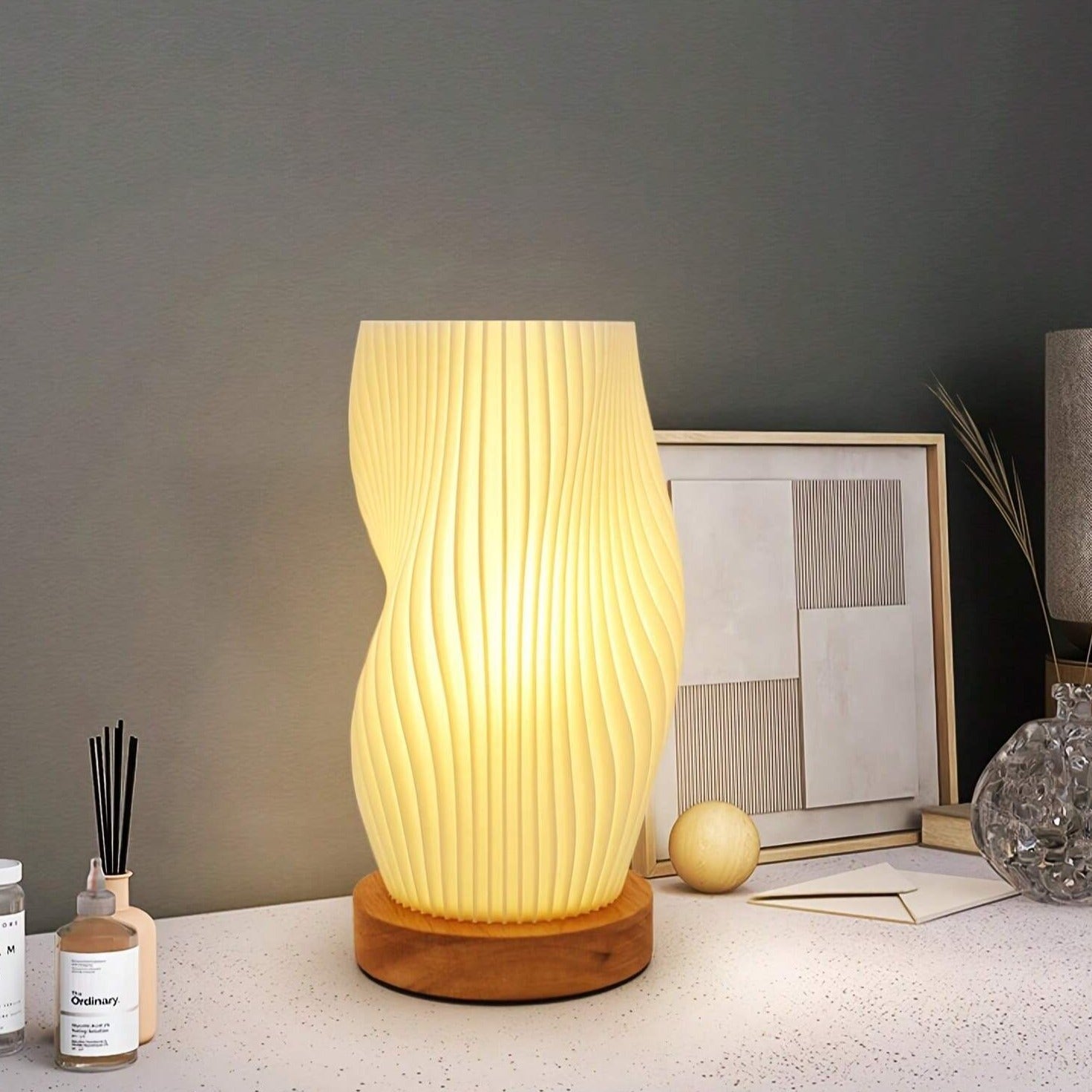Wellenförmige LED Tischlampe mit Dimmbarer Lichttemperatur – Elegante USB Nachttischlampe für Modernes Wohnen 5