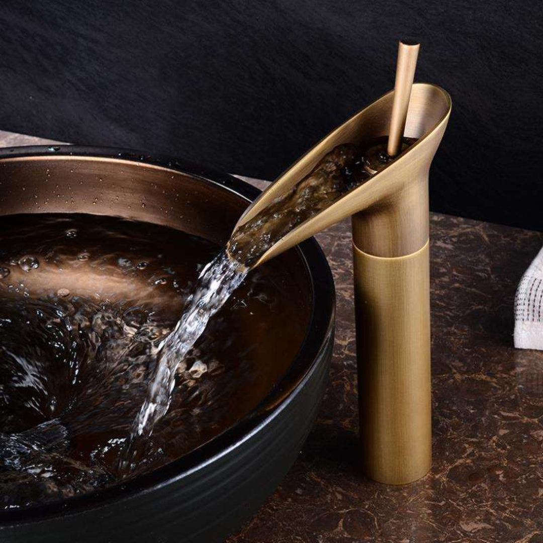 AquaLuxe | Armatur – Sanfter Eleganter Wasserfalleffekt