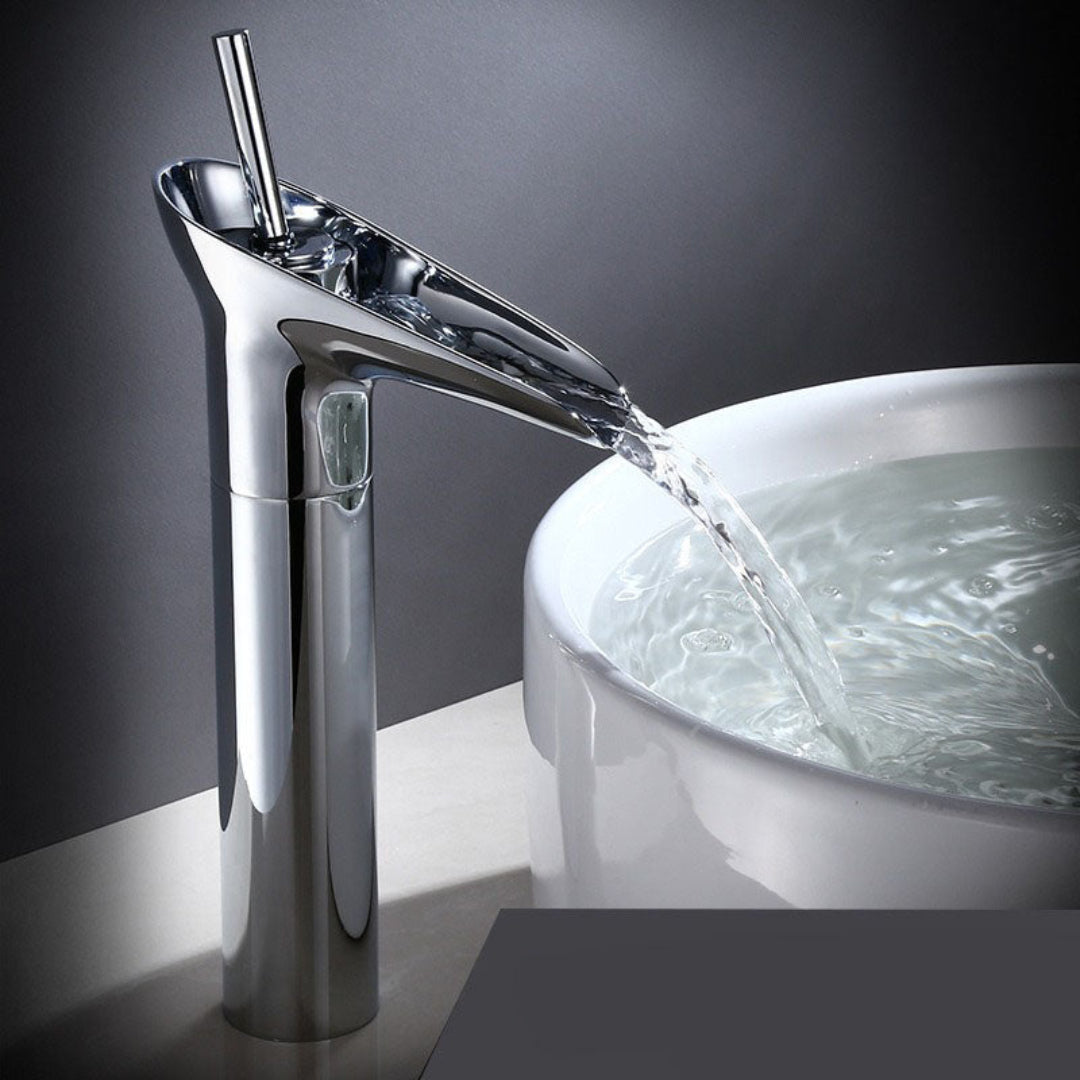 AquaLuxe | Armatur – Sanfter Eleganter Wasserfalleffekt
