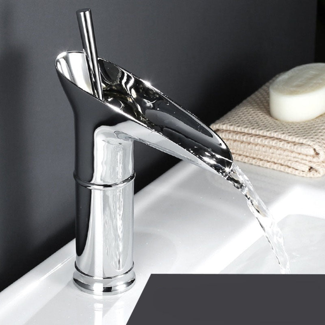 AquaLuxe | Armatur – Sanfter Eleganter Wasserfalleffekt