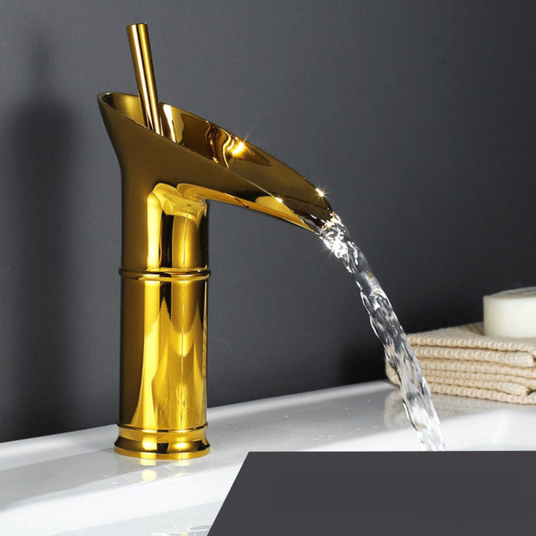 AquaLuxe | Armatur – Sanfter Eleganter Wasserfalleffekt