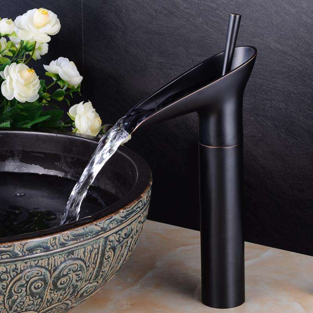 AquaLuxe | Armatur – Sanfter Eleganter Wasserfalleffekt