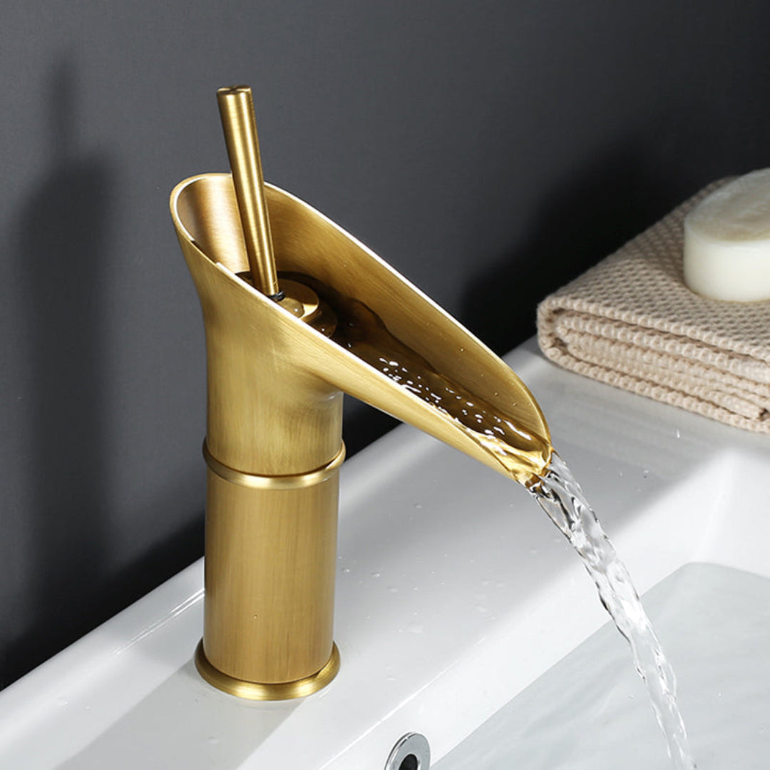 AquaLuxe | Armatur – Sanfter Eleganter Wasserfalleffekt