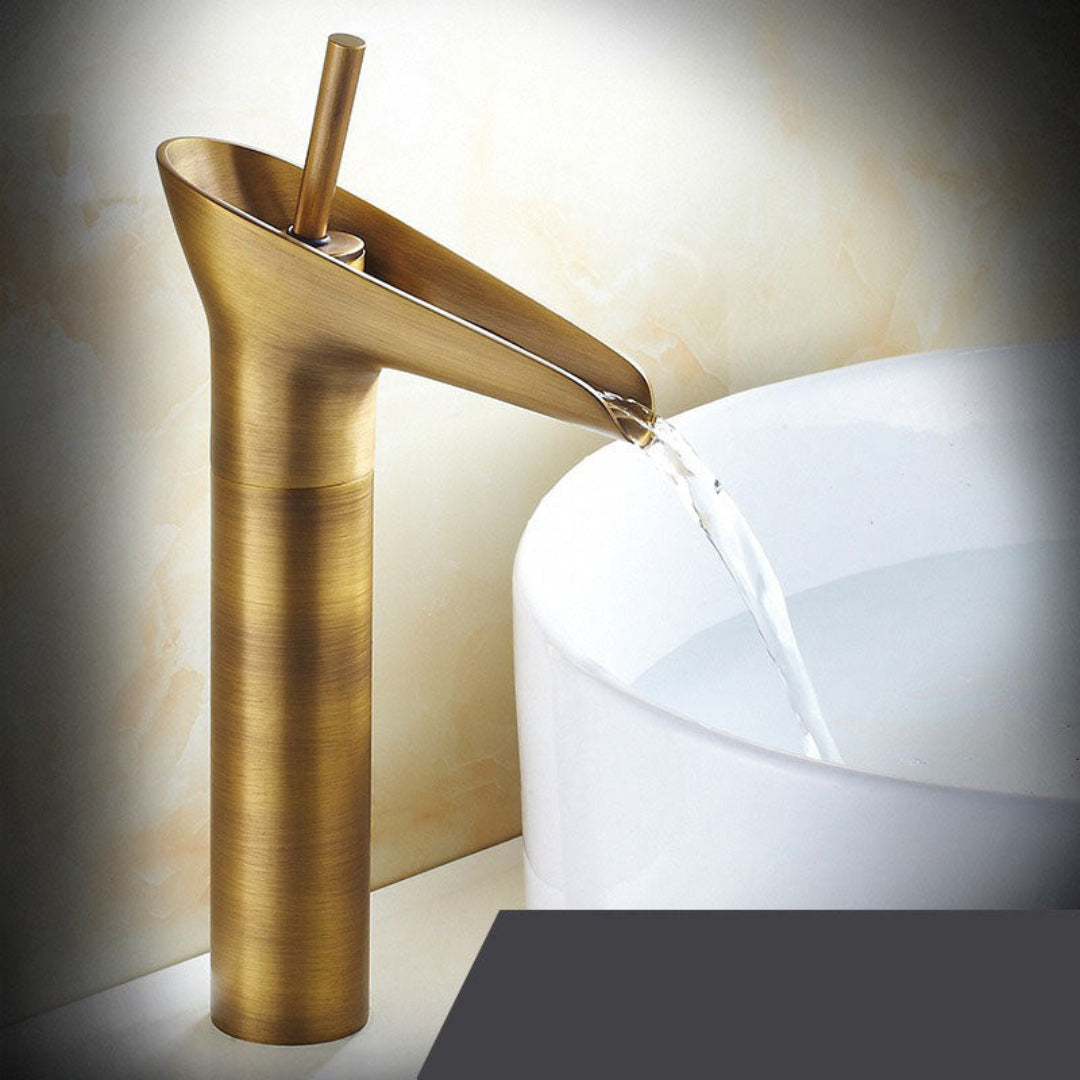 AquaLuxe | Armatur – Sanfter Eleganter Wasserfalleffekt