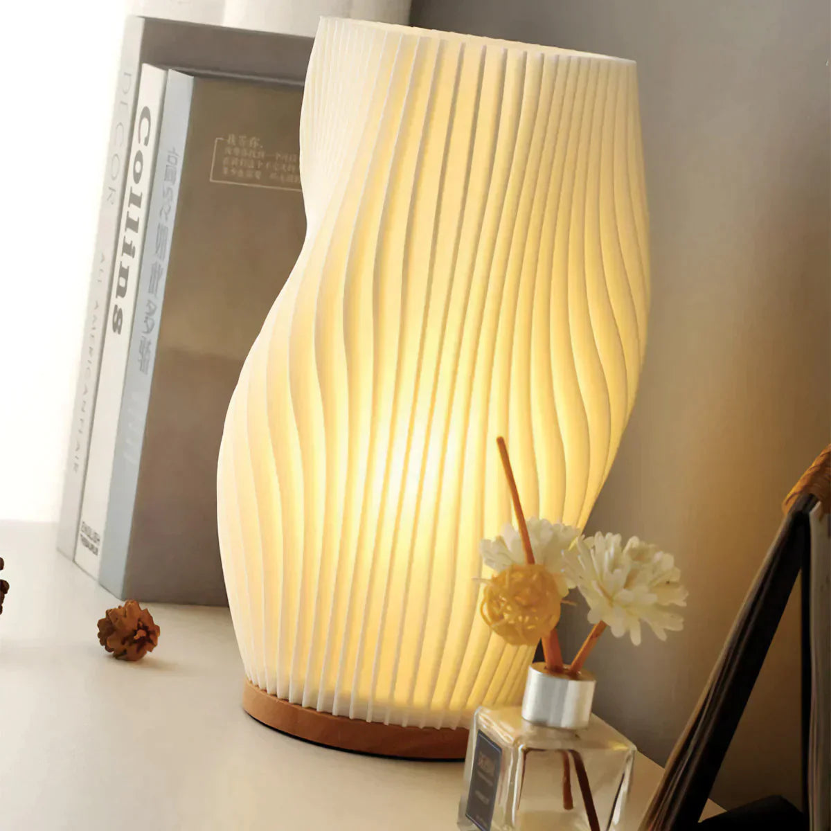 AuraWave | Dimmbarer Tischlampe mit USB und wellenförmigem Design