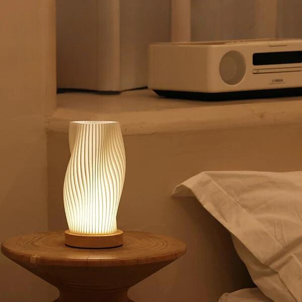 AuraWave | Dimmbarer Tischlampe mit USB und wellenförmigem Design