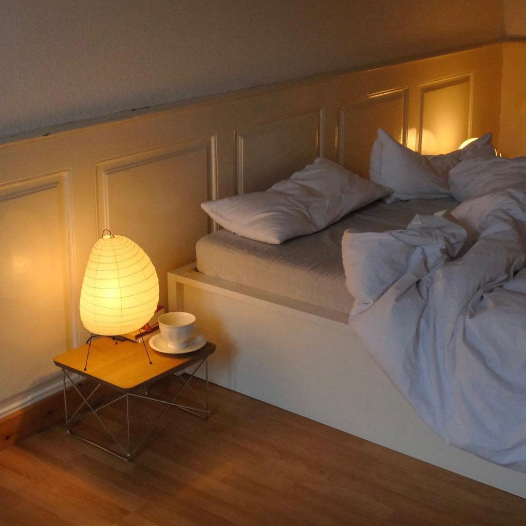 Elegante Tischlampe aus Washi-Papier mit Stahlbasis – Dimmbar, ideal als Nachttischlampe oder Tischleuchte für sanftes Licht 4