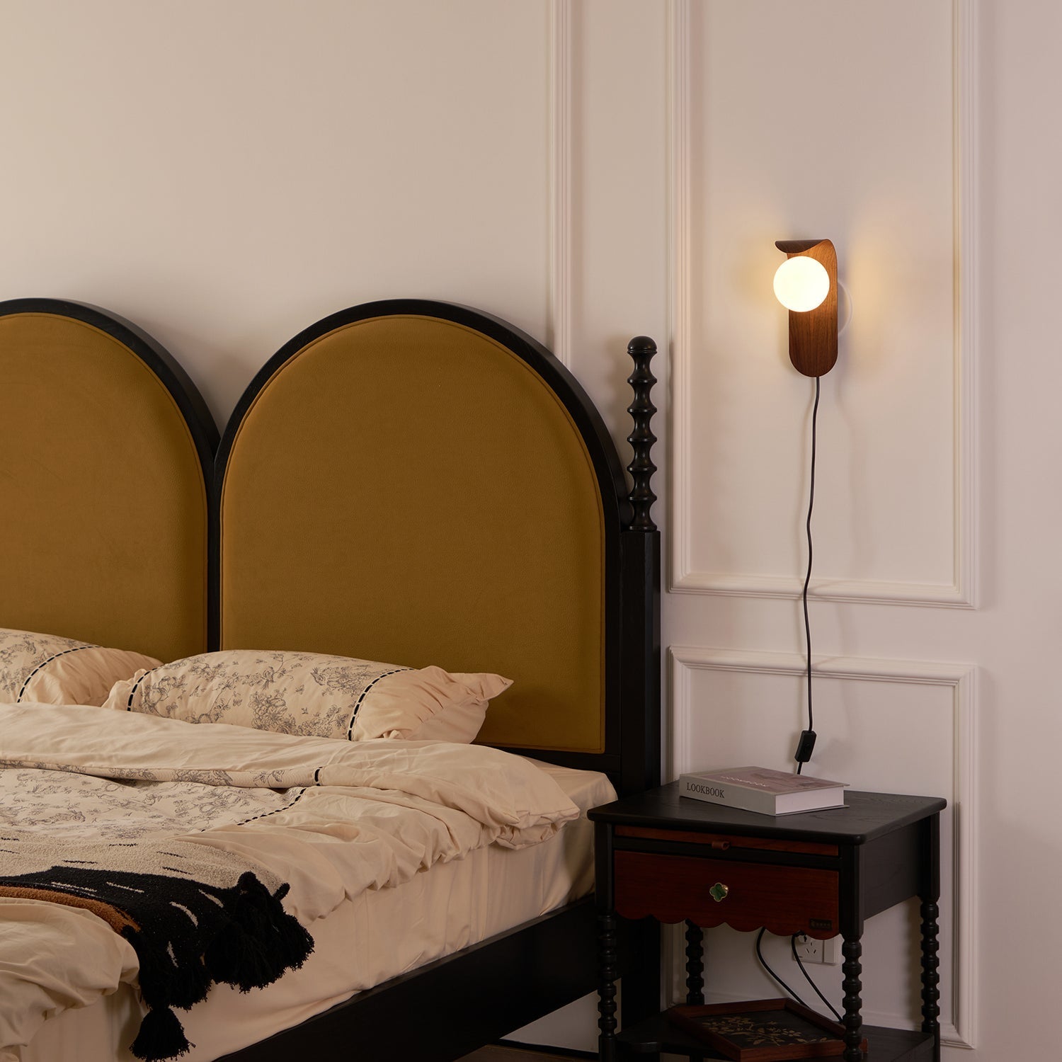 Moderne Frosted Acryl Wandlampe mit Holzsockel – Feuchtraum geeignet für Innen- und Außenbereich, sanfte Lichtdiffusion 6