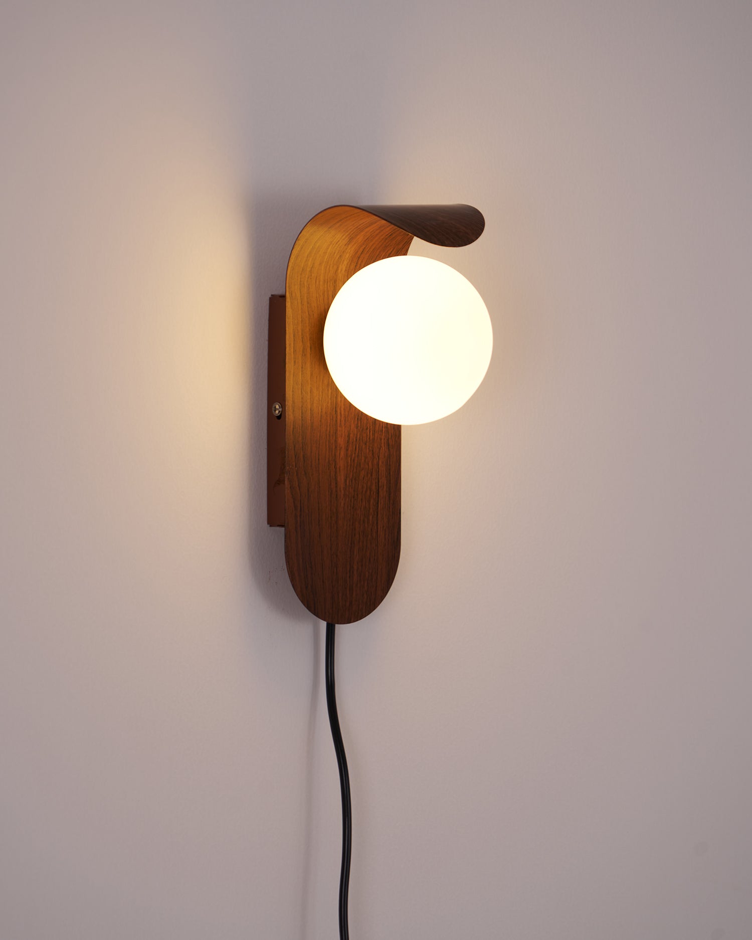 Moderne Frosted Acryl Wandlampe mit Holzsockel – Feuchtraum geeignet für Innen- und Außenbereich, sanfte Lichtdiffusion 7
