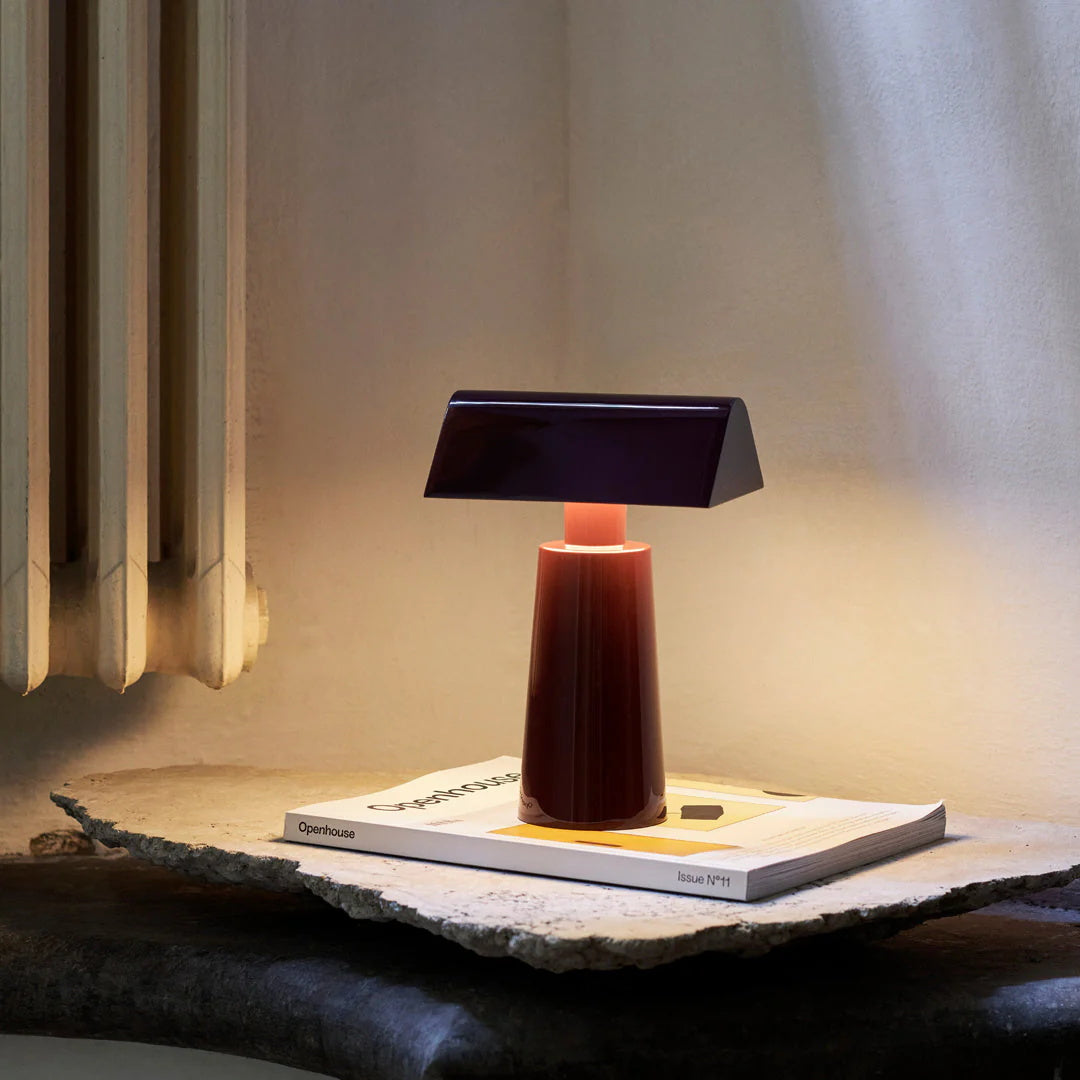 Moderne Tischlampe mit Dreifarbiger LED und USB-Anschluss – Elegante Nachttischlampe mit Touch-Schalter aus Lackiertem Stahl 2