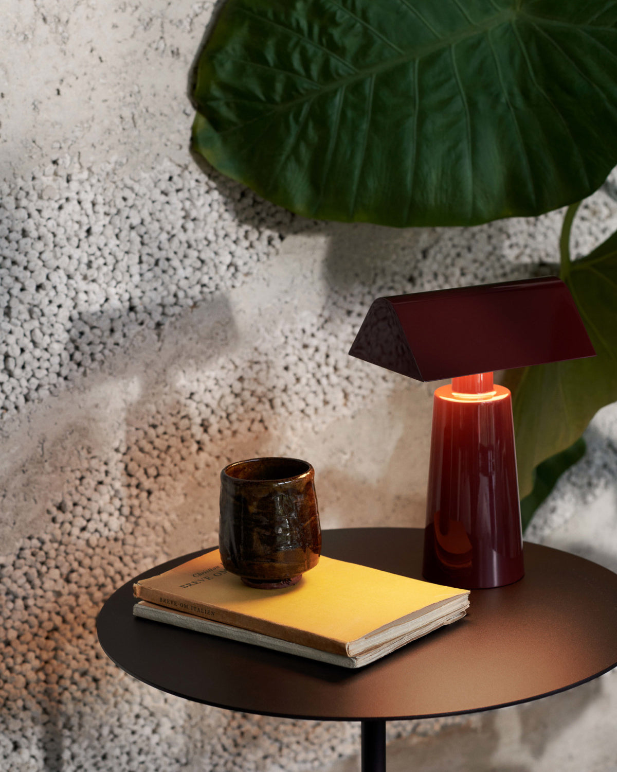 Moderne Tischlampe mit Dreifarbiger LED und USB-Anschluss – Elegante Nachttischlampe mit Touch-Schalter aus Lackiertem Stahl 6