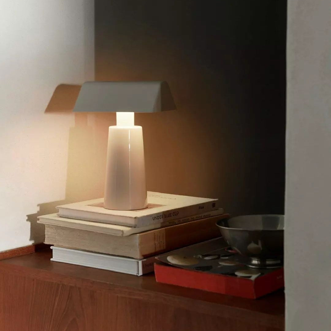 Moderne Tischlampe mit Dreifarbiger LED und USB-Anschluss – Elegante Nachttischlampe mit Touch-Schalter aus Lackiertem Stahl 8