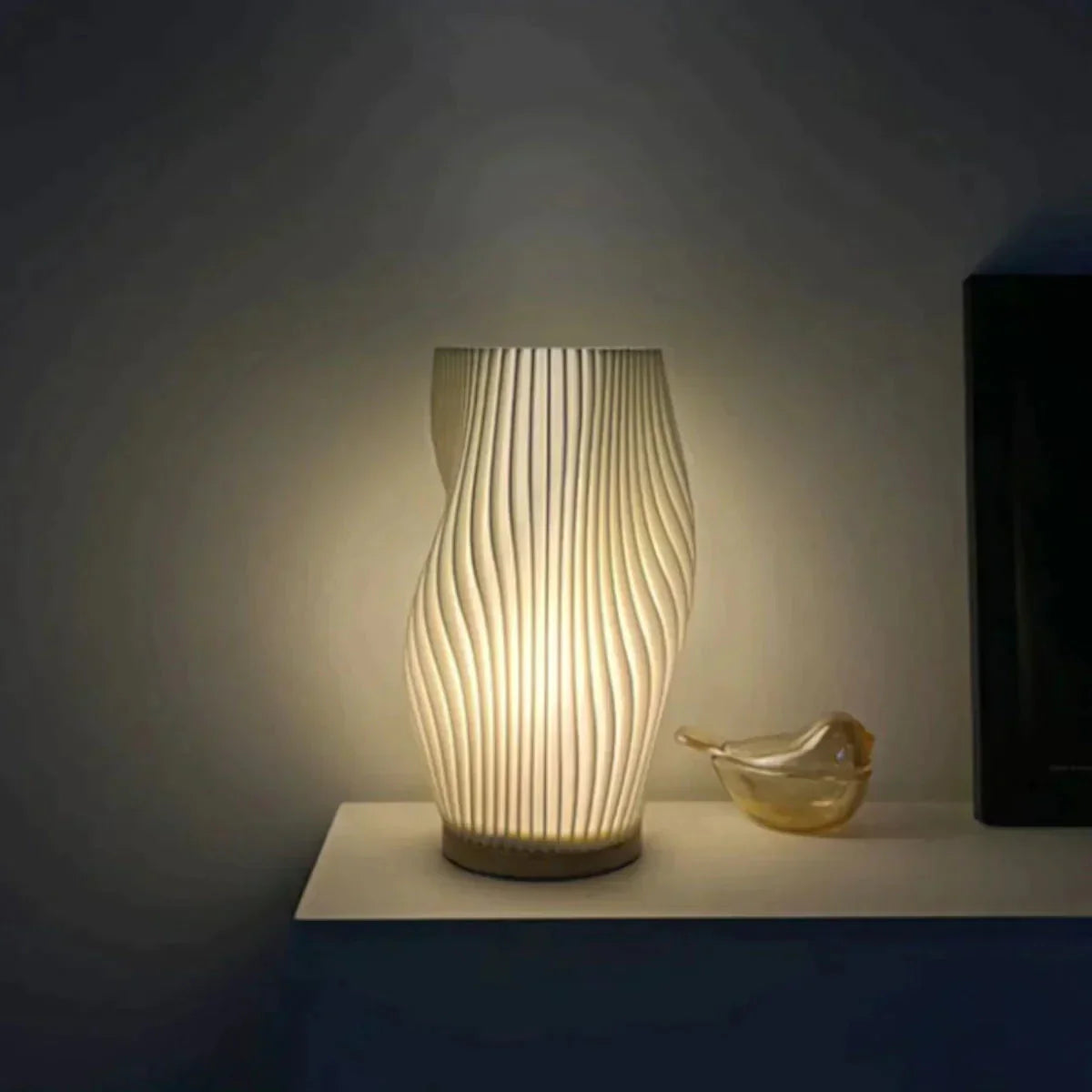 Wellenförmige LED Tischlampe mit Dimmbarer Lichttemperatur – Elegante USB Nachttischlampe für Modernes Wohnen 8