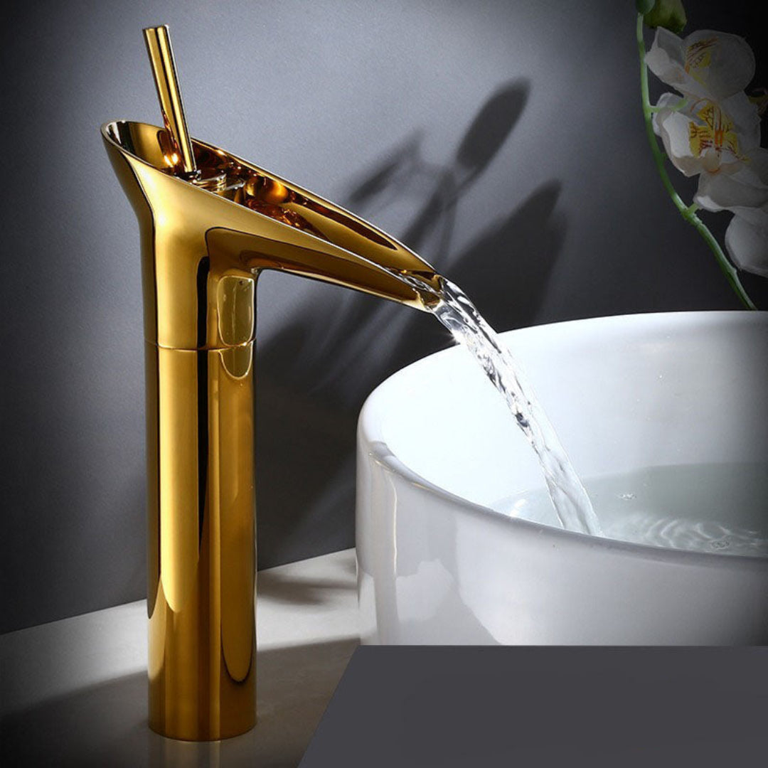 AquaLuxe | Armatur – Sanfter Eleganter Wasserfalleffekt