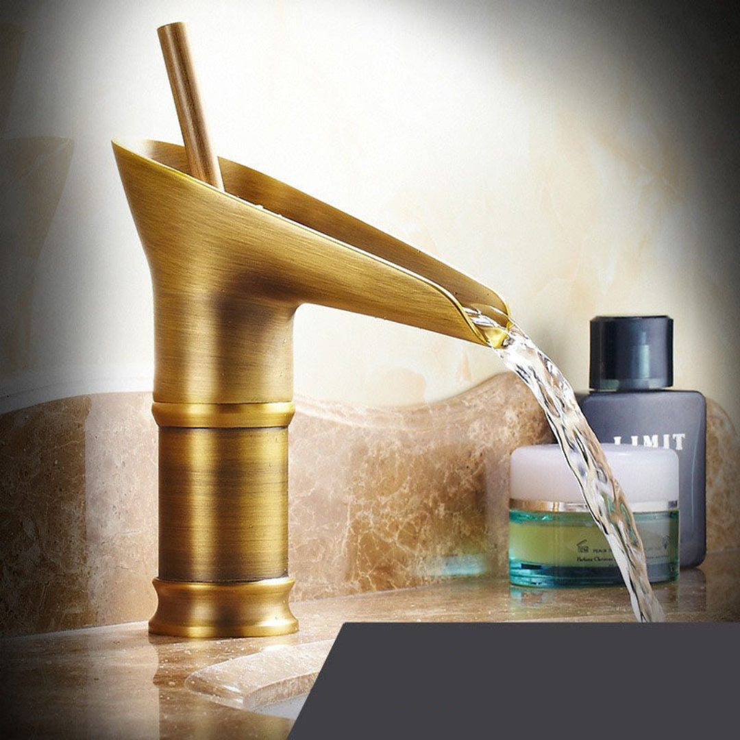 AquaLuxe | Armatur – Sanfter Eleganter Wasserfalleffekt