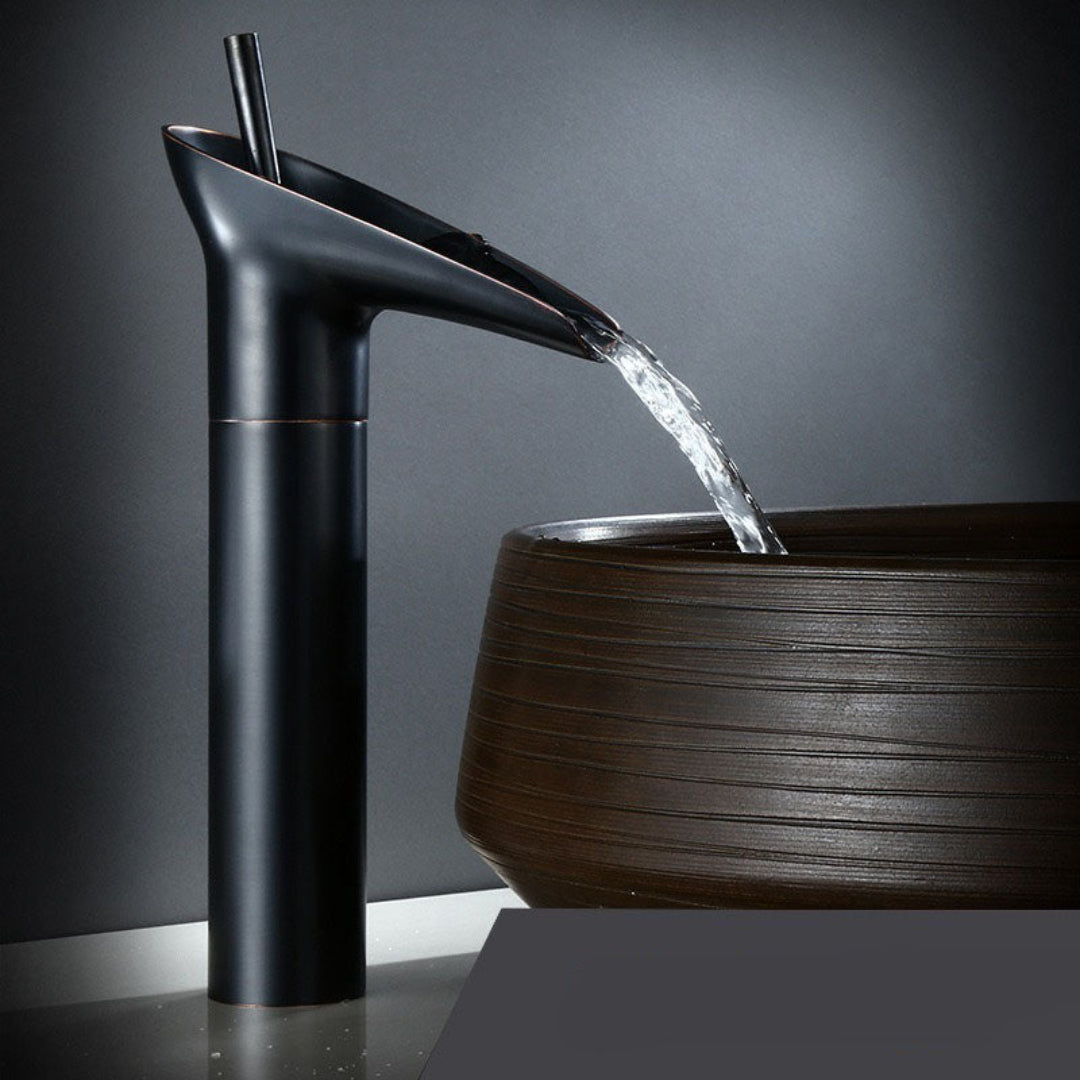 AquaLuxe | Armatur – Sanfter Eleganter Wasserfalleffekt