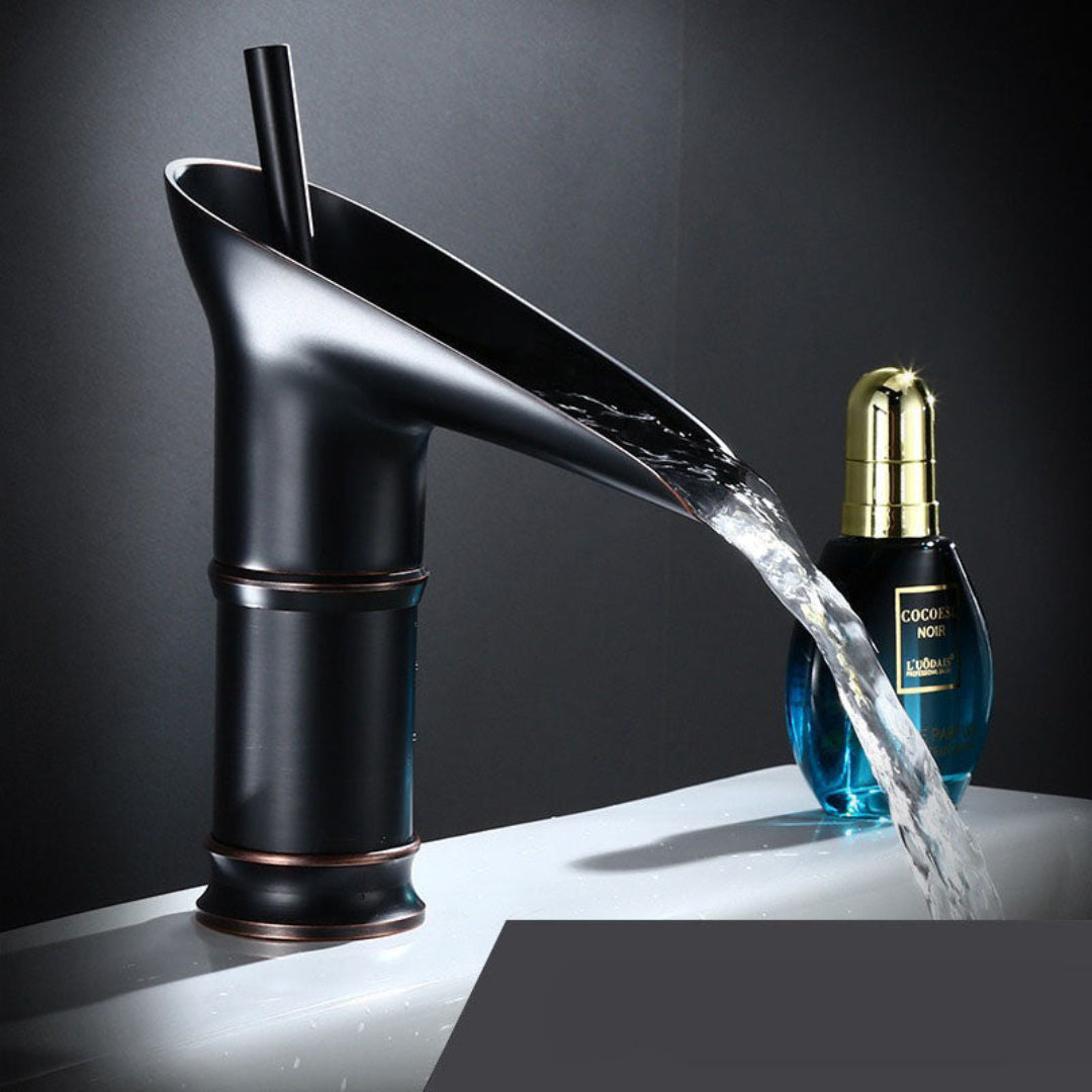 AquaLuxe | Armatur – Sanfter Eleganter Wasserfalleffekt
