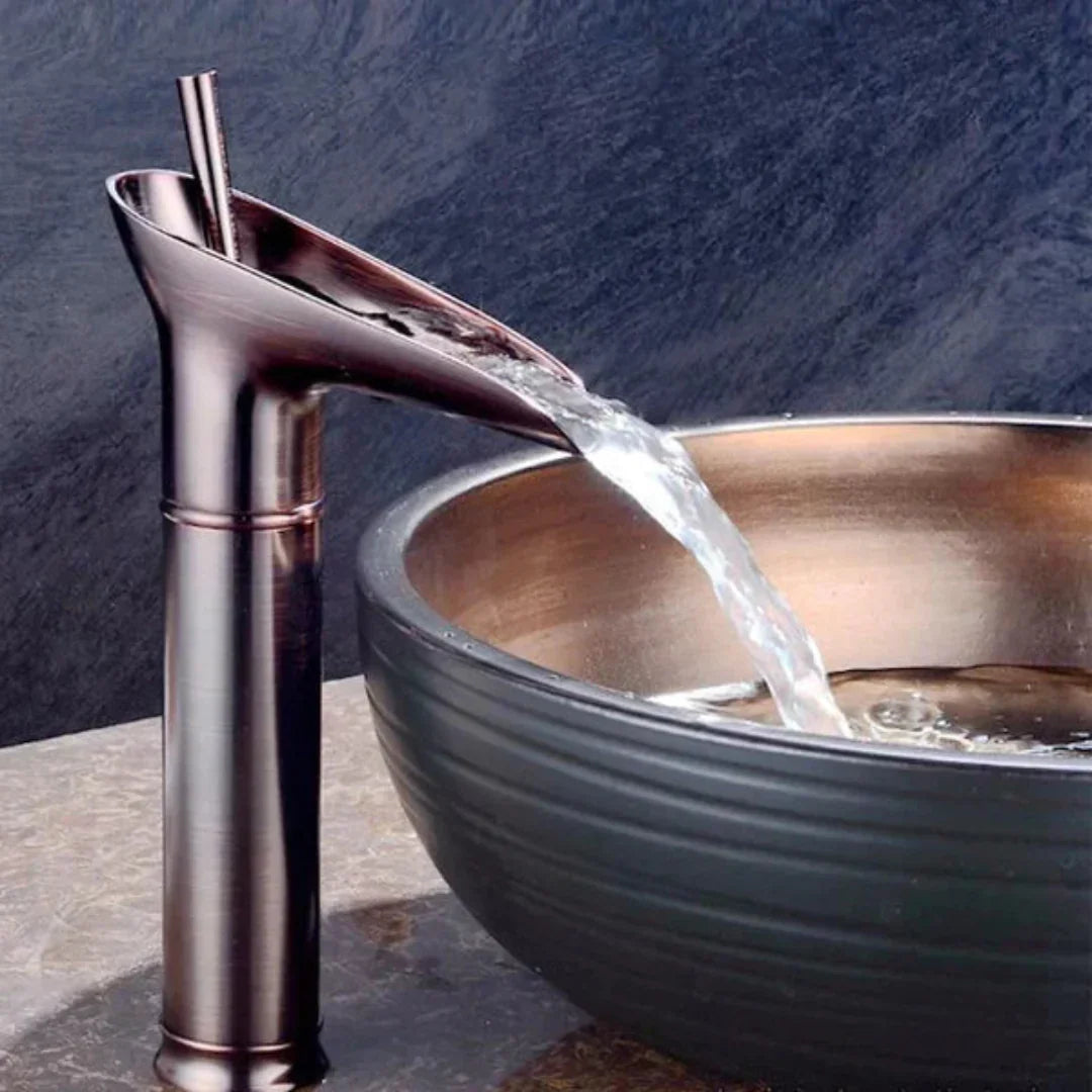 AquaLuxe | Armatur – Sanfter Eleganter Wasserfalleffekt