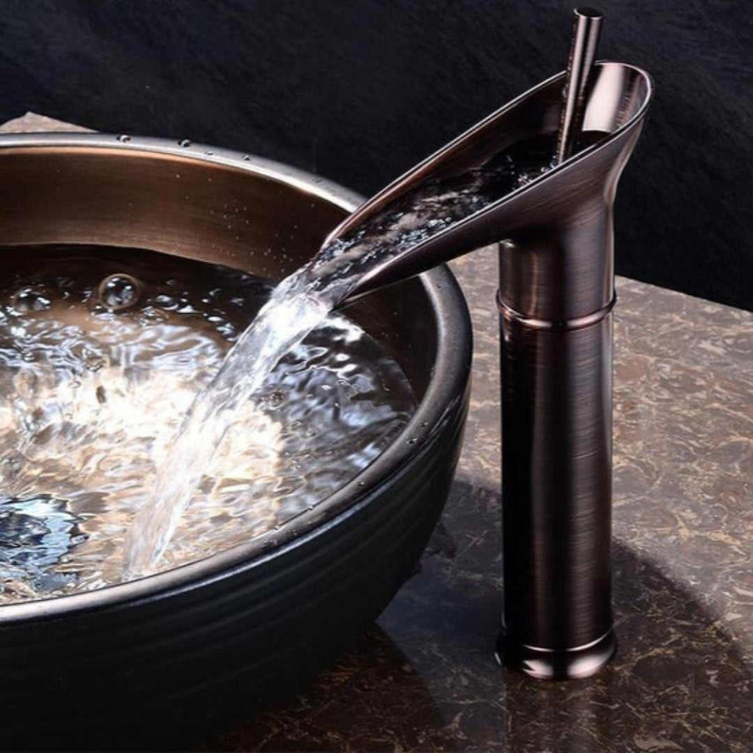 AquaLuxe | Armatur – Sanfter Eleganter Wasserfalleffekt
